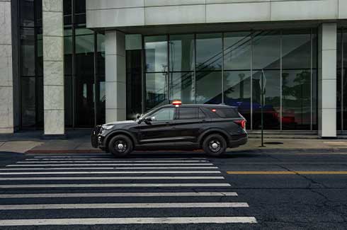 Rines Acero Inoxidable Pulido de 18 Pulgadas y Llantas All Season en Ford Explorer Interceptor